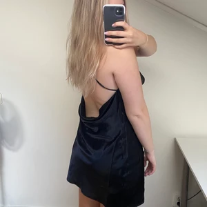 Svart klänning  - Helt ny och oanvänd klänning från H&M. Prislapp finns kvar. Klänningen har en snygg öppen rygg och är i ett glansigt material! 🫶