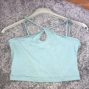 Turkos topp - En turkos croptop org. från shien därav priset. I mycket bra skick, använd fåtal gånger. Justerbara band.  50kr Inklusive frakt