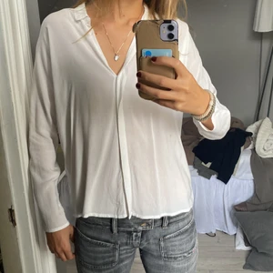 Designers remix / little remix blus / skjorta - Så cool blus från Little Remix, väldigt dyr i nypris! Lyxigt gjord som man ser på bild 2 där det inte är några sömmar mellan ärmen utan tyget fortsätter! Storlek 16 år men det motsvarar en Xs eller S