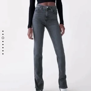Zara slits jenas - Knappt använda, säljer pga. de blivit för små.  Slutsålda hos zara  Blå finns oxå 450 för båda 