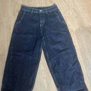 Ett par snygga baggy jeans med grön stitching. Inga skador eller märken. Använda några gånger.