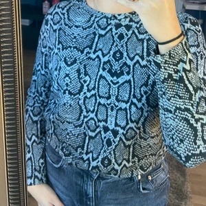 Ormskinn mönstrad tröja - Inte speciellt använd. Fint skick! Från H&M. 