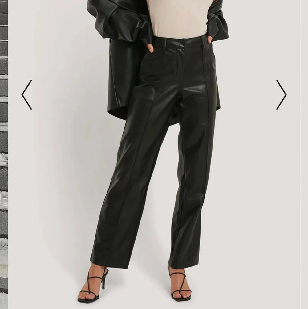 Svarta byxor i stotlek 36, helt nya, lappen är kvar. Köptes för: 599kr, säljer för 200kr. Jeans & Byxor.