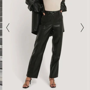 PU byxor - Svarta byxor i stotlek 36, helt nya, lappen är kvar. Köptes för: 599kr, säljer för 200kr