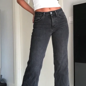 Utstickande jeans - Utstickande mörkgråa jeans.