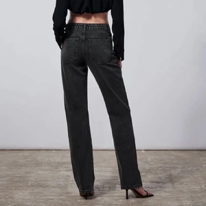 Zara jeans midrise  - Säljer mina zara jeans i stl 36, super fina älskar de!! Men säljer dem för att de blev för små, använt de max 4 gånger. Vid intresse kan jag skicka fler bilder privat!