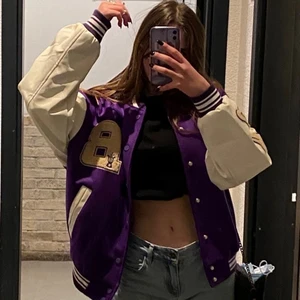Baseball jacka - Säljer min jättesnygga lila baseball jacka i storlek S. Använd ett fåtal gånger. Köpte den för 1200kr och säljer för 400kr. Köparen står för frakten!💗💗