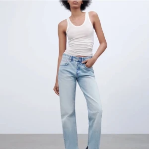 Zara mid rise - Säljer dessa assnygga jeans från zara . De är aldrig andvända då jag köpte de i fel storlek. Prislapp är kvar och de är lågmidjade