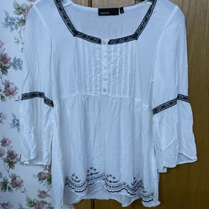 vit blus med svarta detaljer - superfin men kommer inte till användning för de är inte riktigt min stil, fint skick