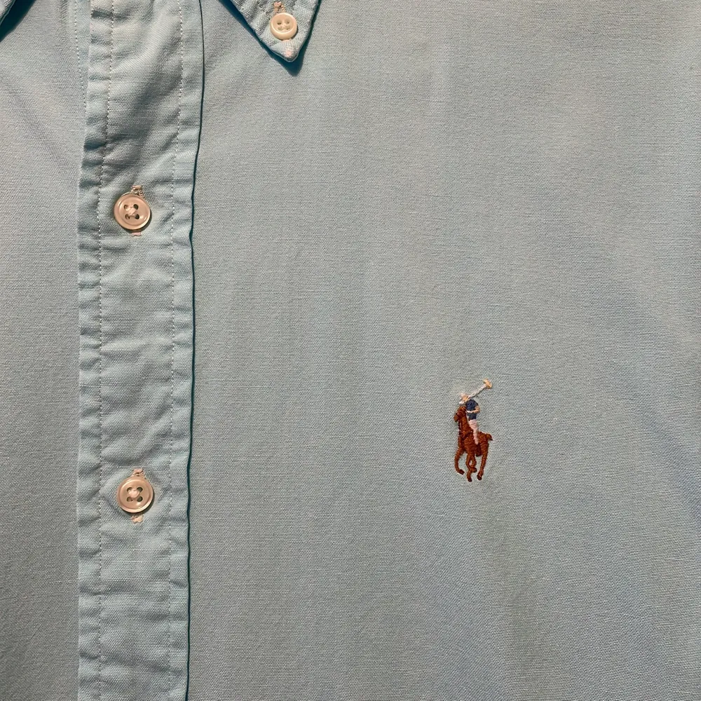 Turkos skjorta från Polo Ralph Lauren i bra skick. Storlek: S. Passform: Slimfit.. Skjortor.