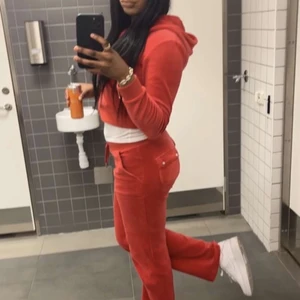 Rött juicy couture set  - Säljer detta juicyset i cotton del rey som ej kommer till någon användning alls tyvärr🫶🏾🫶🏾pris kan diskutera topp i strl m