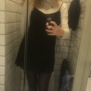 Klänning med knappar - En svart minidress med knappar längs hela framsidan. förliten för mig som ni ser🥲 skriv till mig för frågor eller bilder!