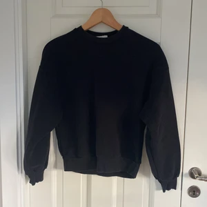 Svart collegetröja  - Säljer denna collegetröja för 50kr från Gina tricot, köpt för 250kr och bra skick! Säljer för att den har blivit för liten! KÖPAREN STÅR FÖR FRAKT!! TRYCK EJ PÅ KÖP NU!!!💕💕