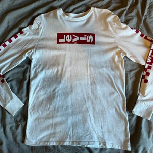 Levi’s longsleeve vit - Vit longsleeve från Levi’s i storlek M. Bara använd några få gånger. 