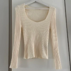 Topp - Långärmad off-white topp från Ginatricot. Superskön och jättefint skick. Frakt 39kr 💕 använd gärna köp nu 