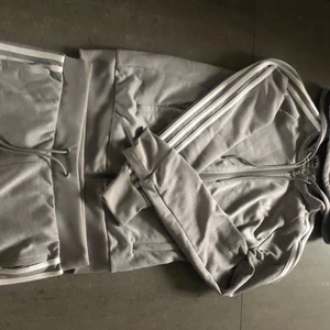 Adidas Set - Adidas set köpt från JD sports storlek S säljer då det inte kmr till användning den är i ett väldigt fint skick inget slitage ser ut som nytt