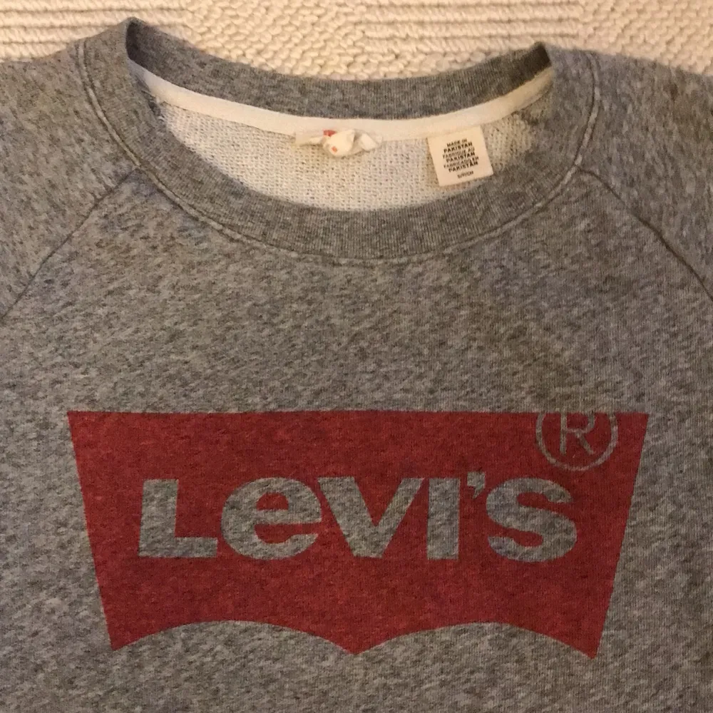 Enkel grå vanlig Levis sweatshirt i storlek S herr. Väldigt bra skick.. Tröjor & Koftor.
