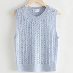 Otherstories väst - oanvänd - Aldrig använd ljusblå väst från otherstories i alpacka och ull. Storlek S ☺️