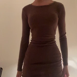 Brun klänning  - Aldrig använd. Brun långärmad klänning från Urban outfitters. Sitter jätte fint. 