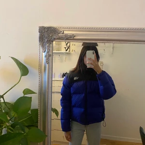 North face jacka - (inte min bild)  Säljer denna supersnygga jacka då jag inte passar den längre. Ett litet hål på armen men inget man tänker på💕
