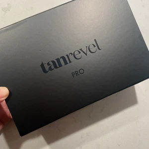 Tanrevel PRO  - Jag säljer min tanrevel PRO pga min hy tyvärr ej klarar av denna längre. Har för känslig hy för den.  Har ägt den i ca 6 månader, finns inte så mycket färg kvar så det kan man köpa till själv. Nypris 1299 men säljer den för 400 pga färgen.  