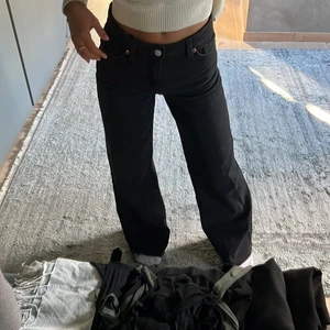 Svarta Jeans - Säljer mina supersnygga svarta jeans som tyvärr inte kommer till användning längre💕 De är ifrån Monki men storleken har jag tyvärr klipptbort. Men passar mig som är ca 160cm lång💕
