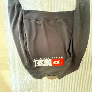 Diesel tröja, svart  - En diesel tröja, i svart, dam.  Storlek M.   jätte fint skick Inge skador eller så.  Rätt så oanvänd 