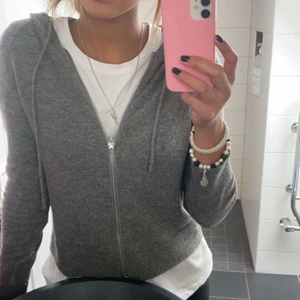 Cashmere kofta från Edblad  - En cashmere blandning zip-up från Edblad  Sparsamt använd, jätte fint skick!!  