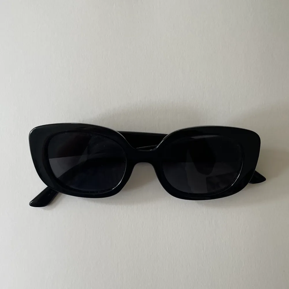 Skitsnygga svarta solglasögon med lite bling på sidorna. Köpta på myrorna men superfint skick, snygg modell som passar alla 🖤. Accessoarer.
