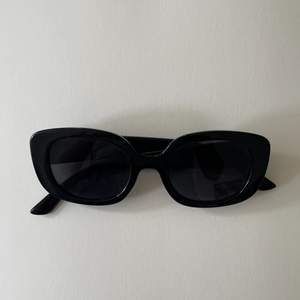 Skitsnygga svarta solglasögon med lite bling på sidorna. Köpta på myrorna men superfint skick, snygg modell som passar alla 🖤