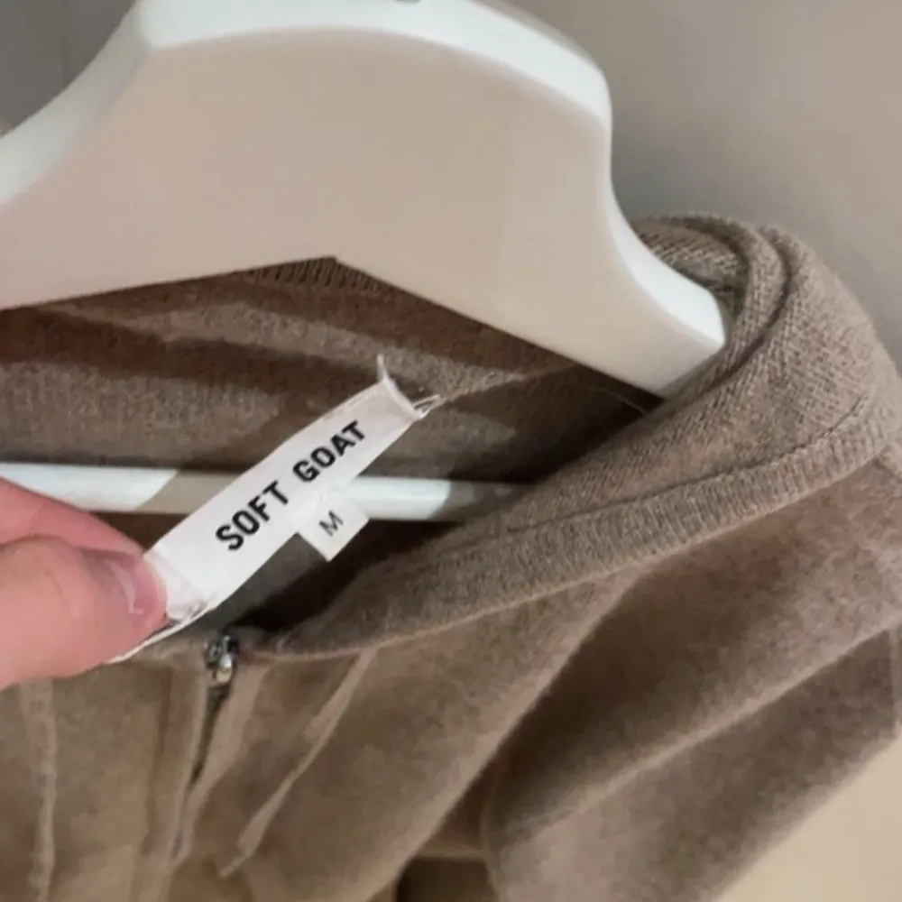 Soft goat zip hoodie beige i storlek M. Använd ca 5-10ggr. Nypris ligger på 2595kr. Size Tagen har lossnat lite. . Tröjor & Koftor.