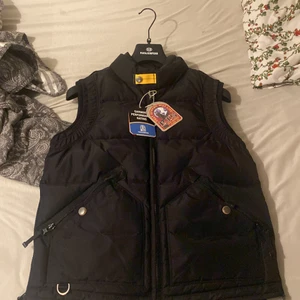 Parajumper väst  - Har ej använt den säljer den eftersom den ej passar mig. Nypriss 4790 kr 