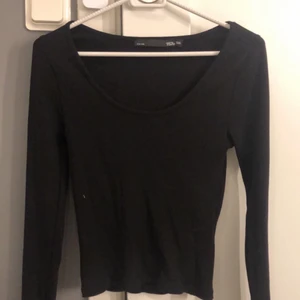 Ribbad svart tröja  - Fin svart ribbad tröja från lager 157 som tyvärr aldrig används då jag känt att den är för stor för mig. Sitter som en M. Tror inte de säljs mer, köpt för 100💗