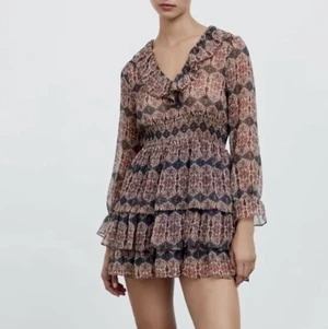 Zara klänning! - Säljer denna underbara klänningen! Använd få gånger och är som ny!! Den är i storlek s❤️❤️skriv gärna för mer bilder privat och kom med bud❤️