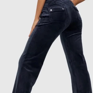 SÖKER  - Jag söker ett par juicy couture byxor ? Helst i mörkblå eller ljus rosa 💙💗Jag är pank så jag vill hjärna ha ett par som kostar från 100-200kr❤️Skriv priv om ni har👍🏻⚡️