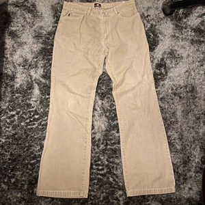 Beiga breda byxor  - Beiga byxor med en bra baggy passform. Mycket bra skick! Passar 32/32