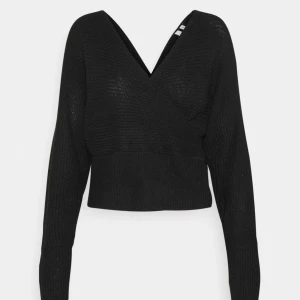 Off shoulder wrap - Jättefin off shoulder wrap tröja från Nelly.com. Är i S men passar lika bra till M. Knappt använd så i jättefint skick🤩