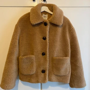 Teddyjacka från Zara - Teddyjacka i storlek 38 🧸 nyskick!