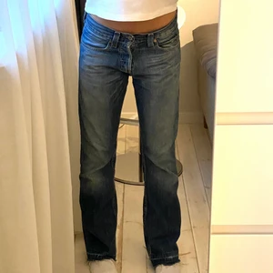 Vintage levis 512 - INTRESSEKOLL på dessa otroliga vintage levis 512 i en så fin ljusblå färg! Midjemått 39cm, innerben 81cm, sitter snyggt oversize på mig som brukar ha 36 och är ca 168! Perfekta nu till sommaren! Skriv för frågor, mått eller fler bilder!💕💕💞 BUD PÅ: 590kr💕