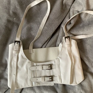 vit korsett topp/bälte - från shein men bra kvalité! den är onesize men stretch på ryggen. använd 1 gång! 