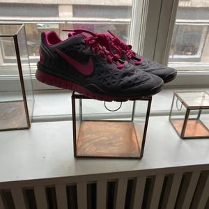 Nike Free Run - Nike Free run i grått och rosa. Knappt använda och superbekväma.