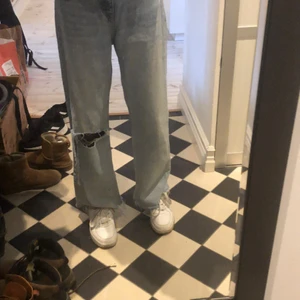 Vida jeans blå med hål - Vida jeans som tyvärr inte e min stil längre💙 Pris kan diskuteras. Köparen står för frakten💕
