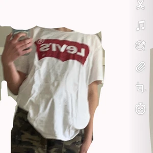 Levis T-shirt - Använt några gånger, bra oversized tröja :)