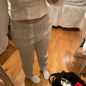 Linnebyxor - Säljer mina linnebyxor från hm. Köpta förra sommaren, använda ett fåtal gånger. Passar både xs-m 💕jag är 165 cm. Frakt 66 kr 💞