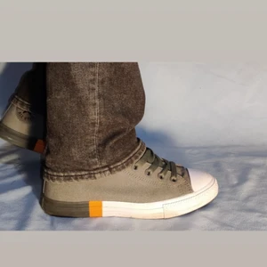 MILITÄRGRÖNA CONVERSE STRL 37,5 - Militärgröna Converse, ovanligt sköna för märket. sulan är flerfärgad. skorna går att knyta om du vill! väldigt bra skick. 