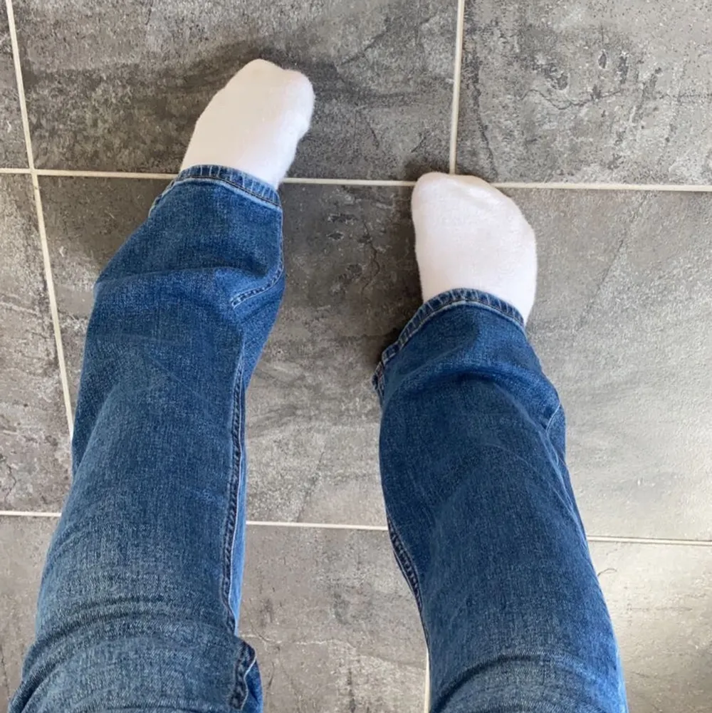 Har ett par jeans här hemma som jag inte använt på mer än säkert 1-2 år. Med de sagt så passar de inte längre, så får inte upp dem över låren. Tror inte de görs längre, men liknar dem på första bilden! De är i modellen Molly tror jag! Tycker mycket om färgen. Kan tyvärr inte säga så mycket om passformen då jag som sagt inte får på mig dem helt längre. Men jag vet att de är Highwaist och att dem sitter åt lite granna runt låren!❤️ Kontakta för fler bilder och minsta lilla fundering😽😽. Jeans & Byxor.