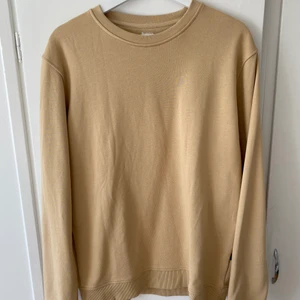 Bamboo Sweatshirt från Resteröds (NYSKICK) - Otroligt mjuk och bekväm Collegetröja från Resteröds, i nyskick.                                 Storlek: Medium                                                                Material: 65% bambu viskos, 30% bomull, 5% elastan.  Nypris: 599kr