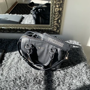 Zadig & Voltaire  - INTRESSE KOLL!!! Nästan precis NY. Har tröttnat lite på väskan men har inte bestämt om jag vill sälja den! Vill också se vad jag kan få för den. Nypris ca 4200:-. Sunny xs tror jag modellen heter och vet ej om den finns kvar. Skriv gärna kring frågor och vad man skulle kunna tänka sig betala 💞