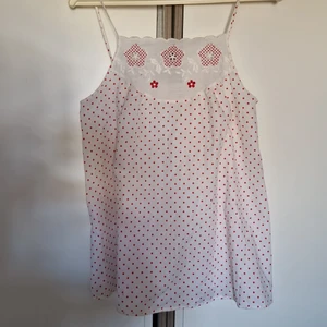 Linne  - Prickigt Linne med söta detaljer 