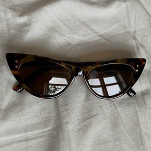 Solglasögon  - Snygga bruna cateye solglasögon med stjärnor på. Bra skick. Köparen står för frakt🌸